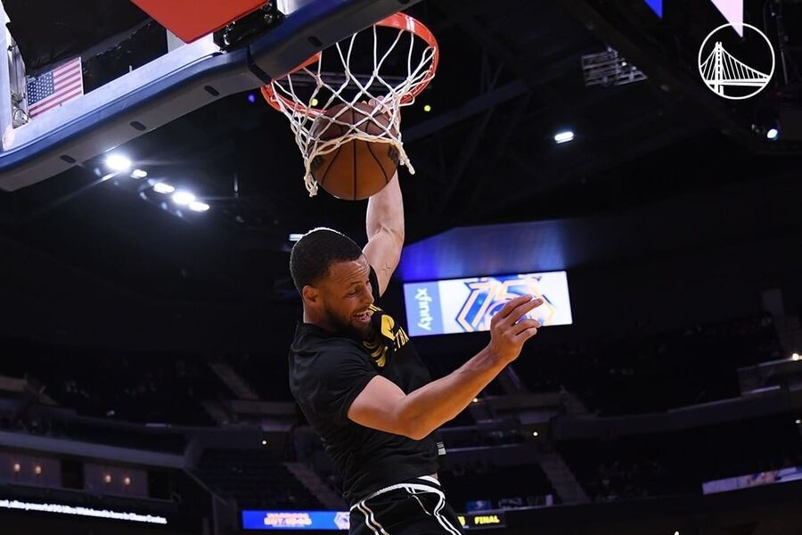 Stephen Curry dunking LAL vs GSW Dream11