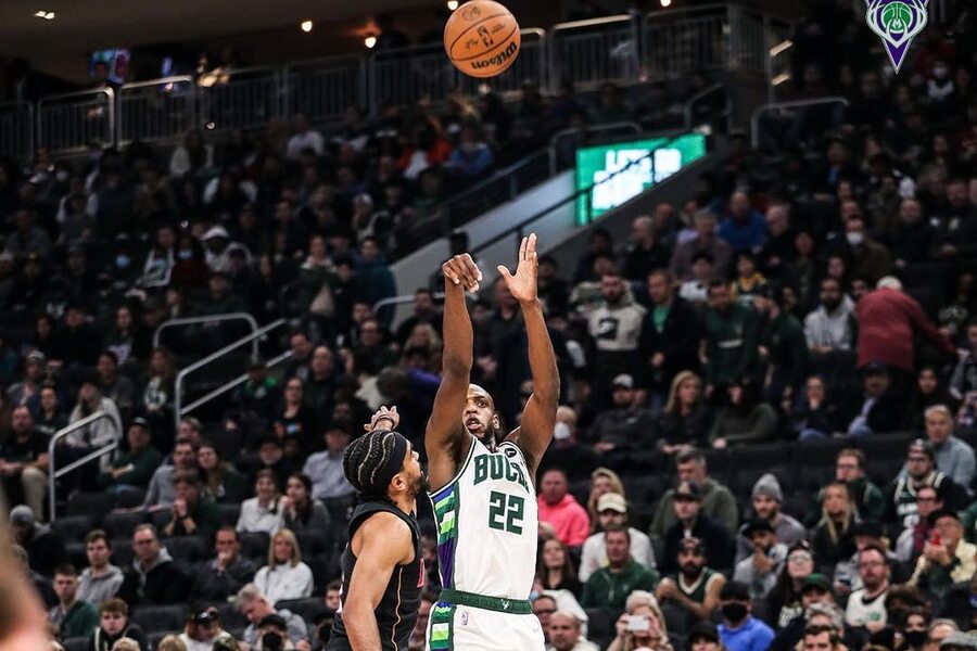 Khris Middleton jumper CHI vs MIL Drean11