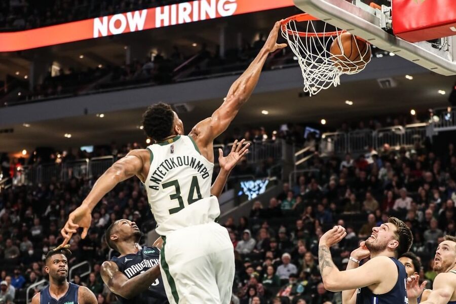 Giannis Antetokounmpo dunking CHI vs MIL Dream11