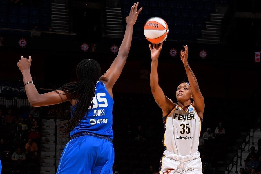 Victoria Vivians shooting over Jonquel Jones CON vs IND Dream11