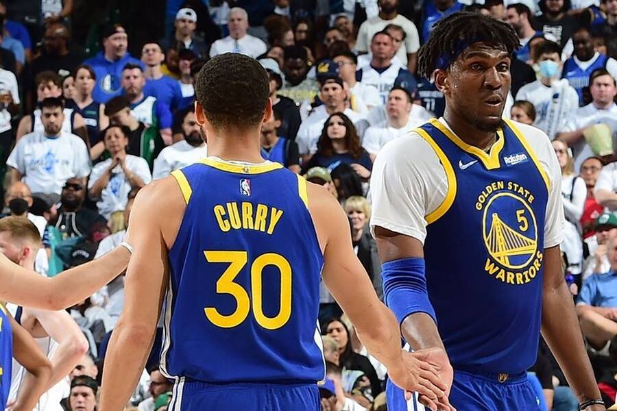 Stephen Curry dapping Kevon Looney GSW vs DAL Dream11