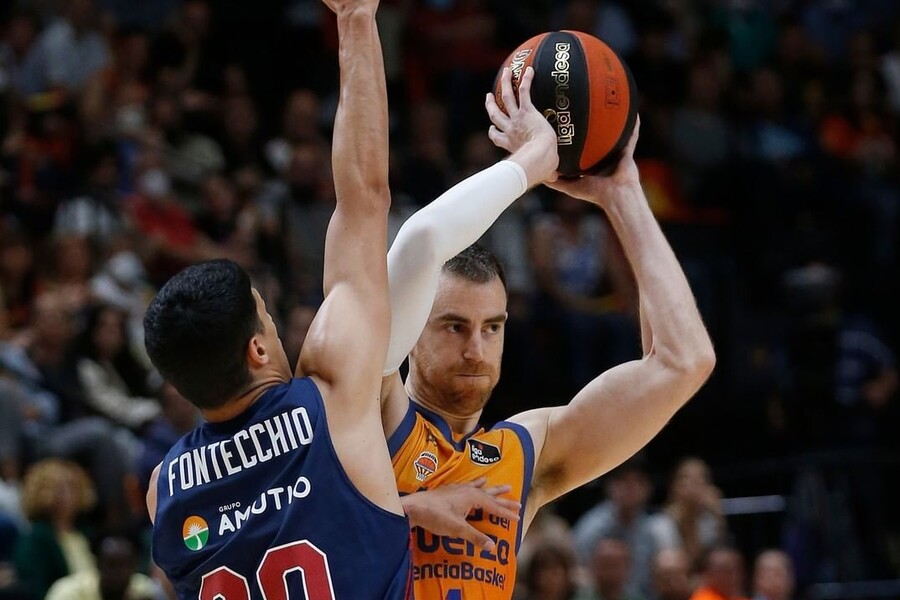 Simone Fontecchio guarding Victor Claver VGB vs VAL Dream11