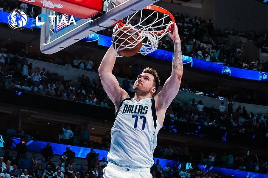 Luka Doncic dunking GSW vs DAL Dream11