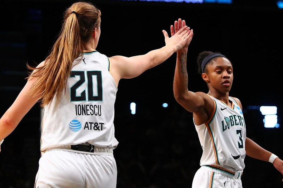 Sabrina Ionescu dapping Crystal Dangerfield NYL vs WAS Dream11