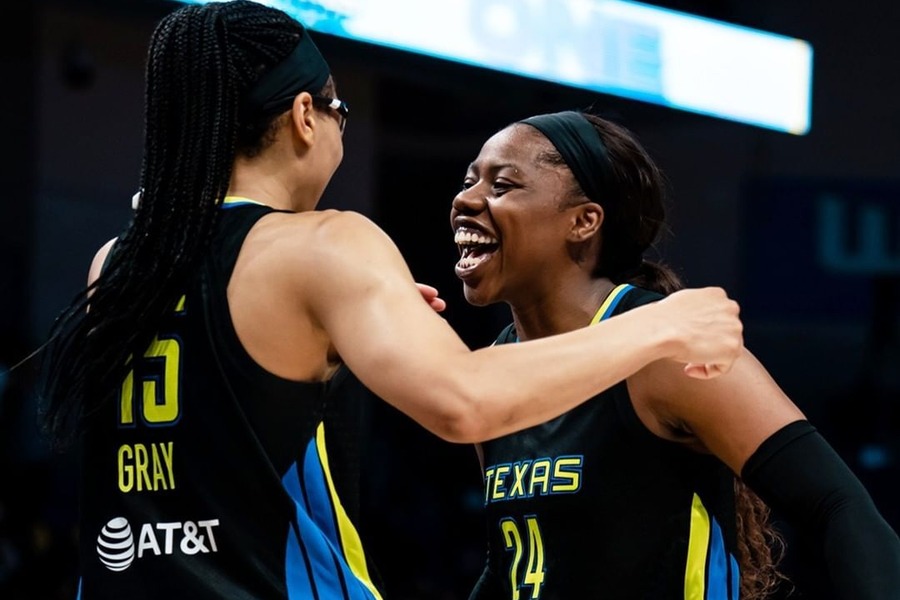 Allisha Gray and Arike Ogunbowale hugging ATL vs DAL Dream11