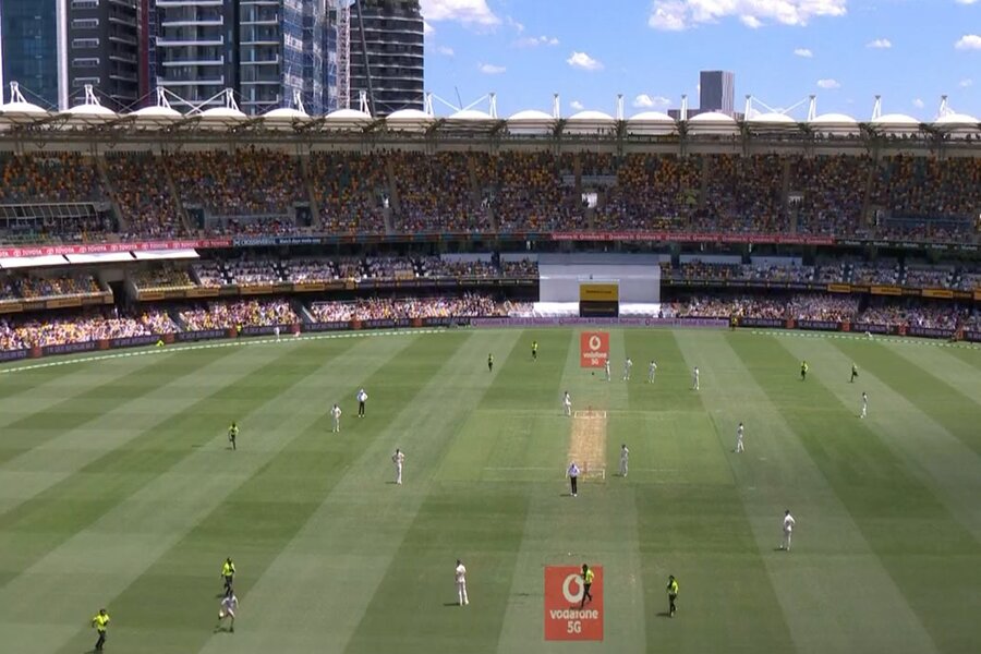 AUS vs ENG: Fan INVADES the Field in Ashes Test – WATCH