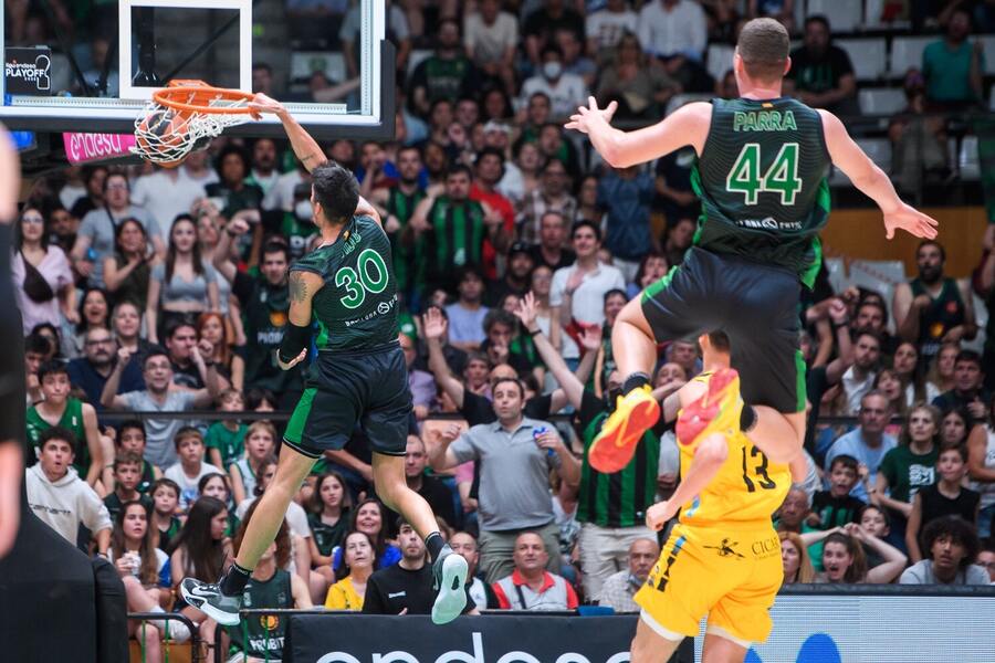 Derek Willis dunking TNF vs CJB Dream11