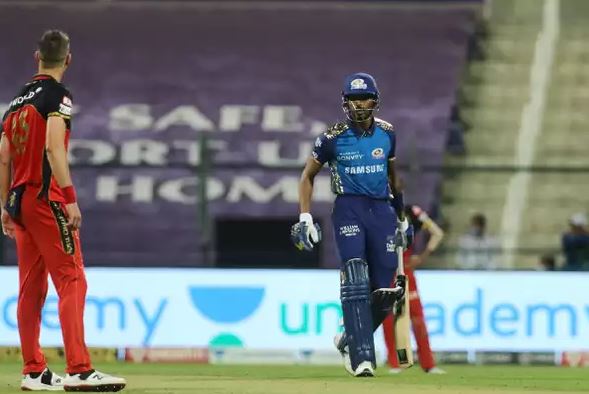 WATCH: Hardik Pandya, Chris Morris engage in war of words during MI vs RCB match