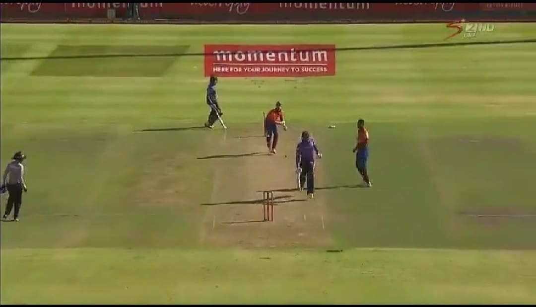 Watch: Wicketkeeper breaks stumps at both ends to run out batsman