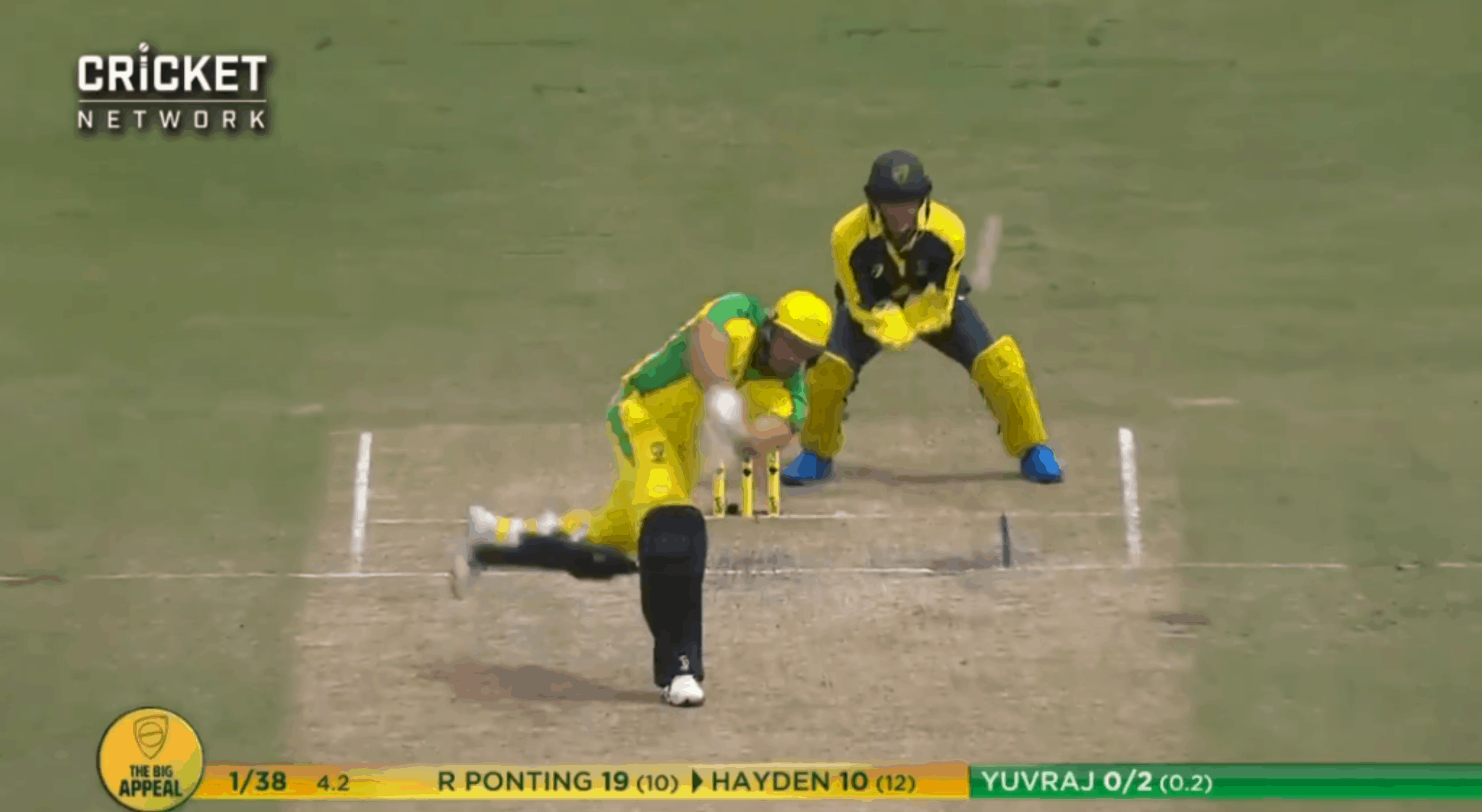 Watch: Hayden hits Yuvraj for a straight six, Yuvi gets him the very next ball