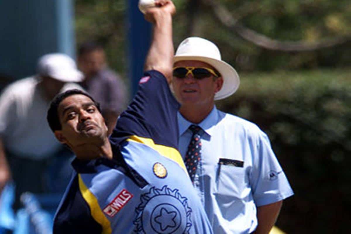 Sunil Joshi bowling
