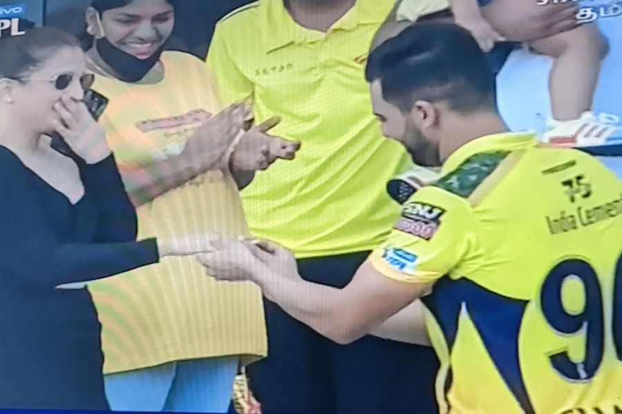 Deepak Chahar Girlfriend: CSK Player Marriage Proposal to Jaya Bhardwaj after match against PBKS – WATCH