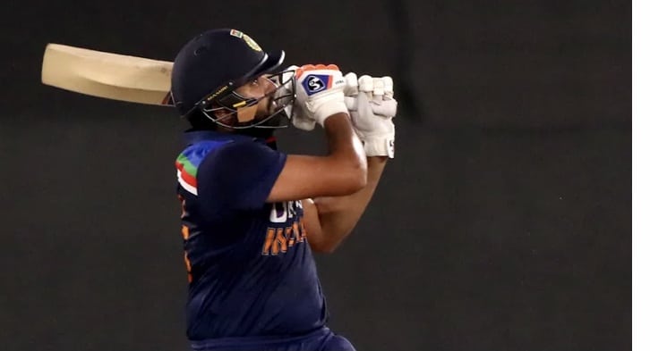IND vs ENG 5th T20I: Rohit Sharma’s extraordinary SIX to bring his fifty-WATCH