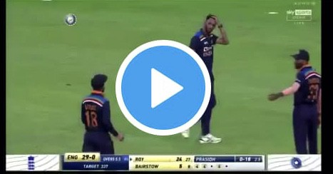 Watch: Virat Kohli accidentally hits Prasidh Krishna in IND vs ENG 2nd ODI